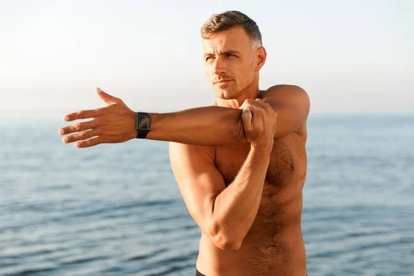 Nahaufnahme Eines Konzentrierten Hemdlosen Sportlers Bei Stretchübungen Strand — Stockfoto