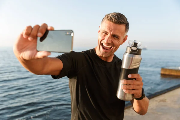 Image Handsome Mature Sportsman Take Selfie Bottle Water Beach — Stock Photo, Image