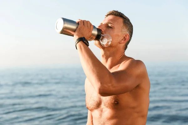 Picture Handsome Mature Sportsman Standing Bottle Water Drinking Beach — Stock Photo, Image