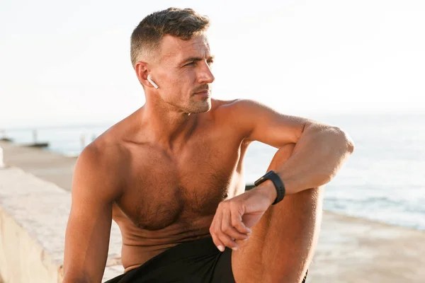Selbstbewusster Gutaussehender Sportler Ohne Hemd Und Kopfhörer Strand — Stockfoto