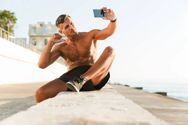 Foto Guapo Fuerte Deportista Maduro Tomar Selfie Apuntando Mismo Playa — Foto de Stock