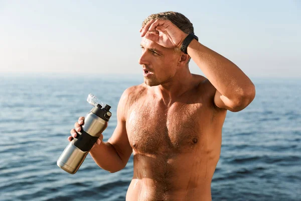 Bild Eines Gut Aussehenden Reifen Sportlers Der Mit Einer Flasche — Stockfoto