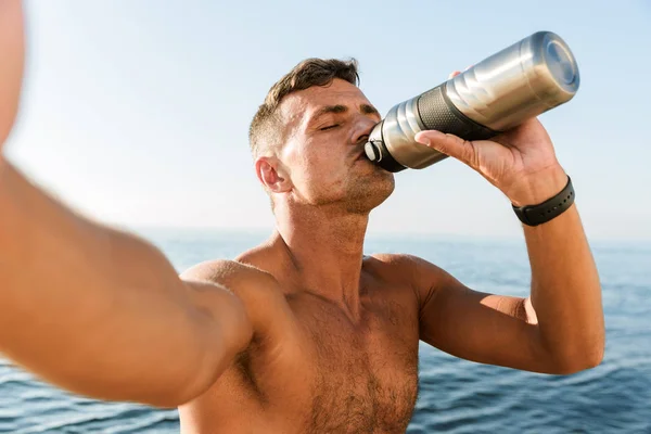 Trött Stilig Bar Överkropp Sportsmanen Tar Selfie Stående Stranden Och — Stockfoto