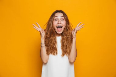 Sarı arka plan üzerinde izole portre sürpriz bir genç kızın çığlık