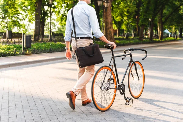 Imaginea Decupată Unui Tânăr Cămașă Geantă Mers Jos Bicicletă Stradă — Fotografie, imagine de stoc