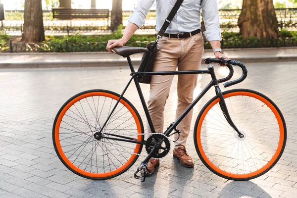 Обрезанное Изображение Молодого Человека Рубашке Сумкой Стоящей Велосипедом Городской Улице — стоковое фото