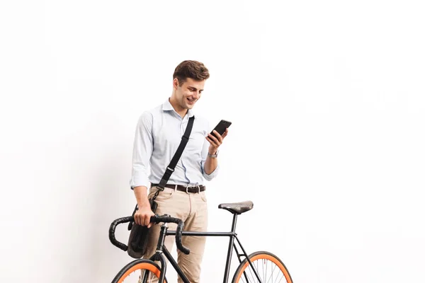 Retrato Jovem Feliz Vestido Camisa Usando Celular Enquanto Estava Com — Fotografia de Stock