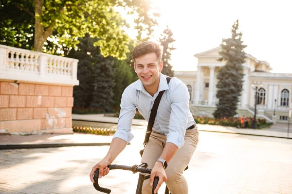 Fröhlicher Junger Stilvoller Mann Hemd Der Auf Einem Fahrrad Auf — Stockfoto