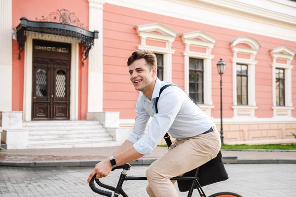 Glücklicher Junger Stilvoller Mann Hemd Der Auf Einem Fahrrad Auf — Stockfoto