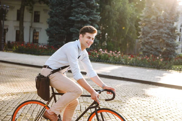 Sorrindo Jovem Elegante Homem Vestido Camisa Andando Bicicleta Uma Rua — Fotografia de Stock