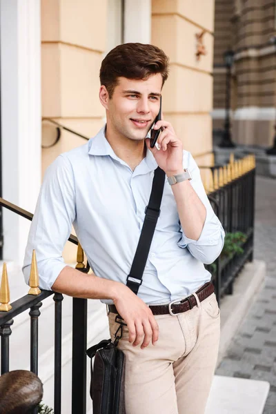 Retrato Hombre Joven Elegante Feliz Vestido Con Camisa Que Lleva — Foto de Stock