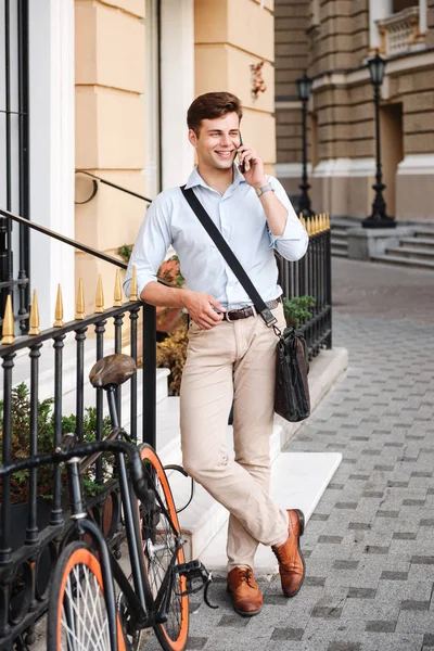 Retrato Homem Bonito Elegante Vestido Camisa Levando Saco Com Uma — Fotografia de Stock