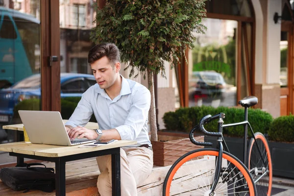 Homem Elegante Jovem Confiante Trabalhando Computador Portátil Enquanto Sentado Café — Fotografia de Stock