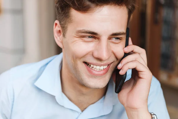 Gros Plan Portrait Jeune Homme Souriant Chemise Parlant Sur Téléphone — Photo