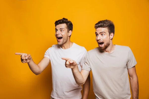 Retrato Dois Jovens Felizes Melhores Amigos Apontando Dedos Para Longe — Fotografia de Stock