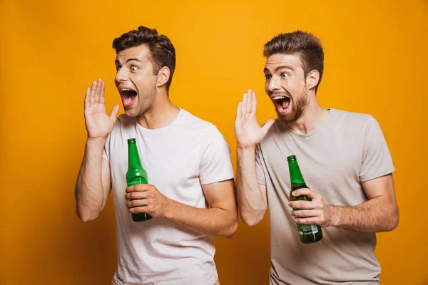 Retrato Dos Jóvenes Felices Mejores Amigos Sosteniendo Botellas Cerveza Gritando — Foto de Stock