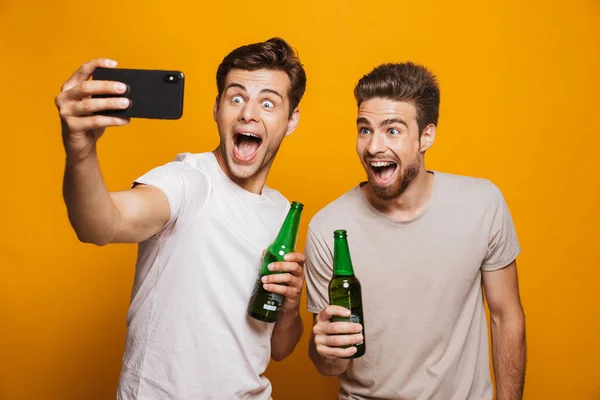 Retrato Dos Jóvenes Felices Mejores Amigos Tomando Una Selfie Mientras — Foto de Stock