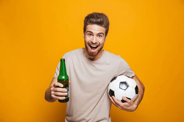 Retrato Joven Alegre Sosteniendo Una Botella Cerveza Una Pelota Fútbol — Foto de Stock