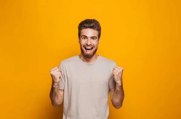Sarı Arka Plan Üzerinde Izole Başarı Kutluyor Mutlu Bir Genç — Stok fotoğraf