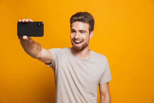 Retrato Joven Feliz Tomando Una Selfie Aislada Sobre Fondo Amarillo — Foto de Stock