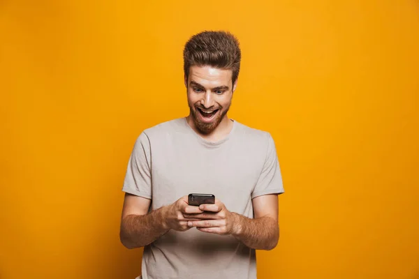 Retrato Joven Feliz Usando Teléfono Móvil Aislado Sobre Fondo Amarillo — Foto de Stock