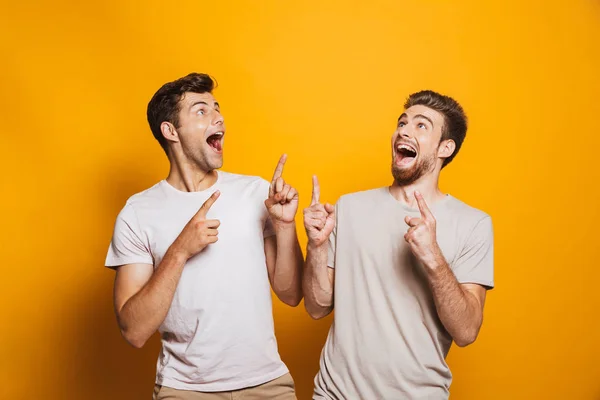 Retrato Dois Jovens Animados Melhores Amigos Apontando Dedos Para Cima — Fotografia de Stock