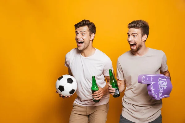 Retrato Dos Jóvenes Felices Mejores Amigos Con Pelota Fútbol Sosteniendo — Foto de Stock