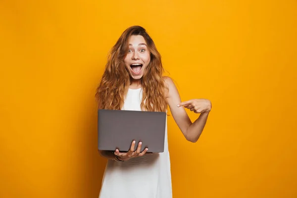 Retrato Uma Jovem Menina Alegre Segurando Computador Portátil Apontando Dedo — Fotografia de Stock