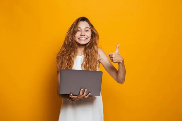 Портрет Веселої Молодої Дівчини Тримає Ноутбук Показує Великі Пальці Вгору — стокове фото