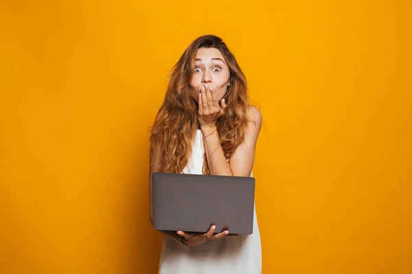 Retrato Una Joven Alegre Sosteniendo Computadora Portátil Cubriendo Cara Con — Foto de Stock