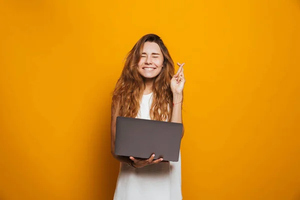 Retrato Una Joven Alegre Sosteniendo Computadora Portátil Sosteniendo Los Dedos —  Fotos de Stock