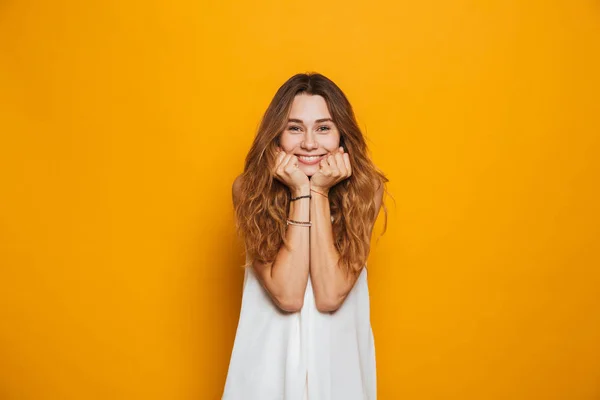 Retrato Una Encantadora Joven Mirando Cámara Aislada Sobre Fondo Amarillo — Foto de Stock