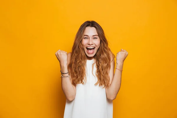 Retrato Uma Menina Feliz Gritando Isolado Sobre Fundo Amarelo — Fotografia de Stock