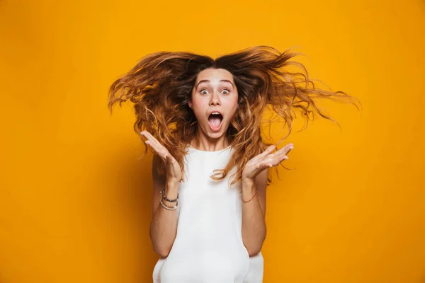 Retrato Uma Jovem Chocada Gritando Isolado Sobre Fundo Amarelo — Fotografia de Stock