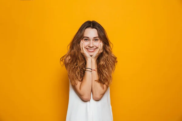 Retrato Una Encantadora Joven Mirando Cámara Aislada Sobre Fondo Amarillo —  Fotos de Stock