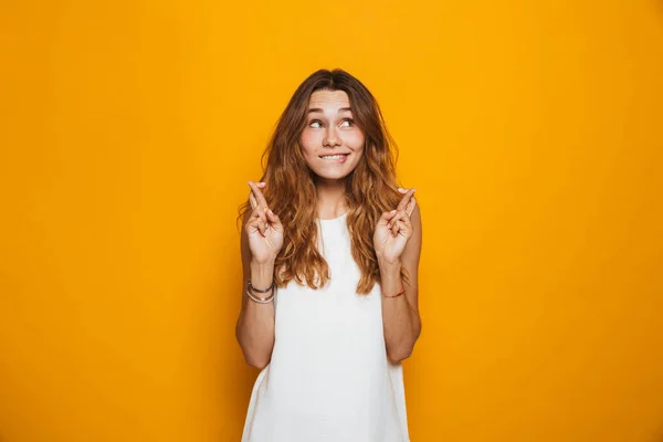 Retrato Una Joven Excitada Sosteniendo Los Dedos Cruzados Para Una — Foto de Stock