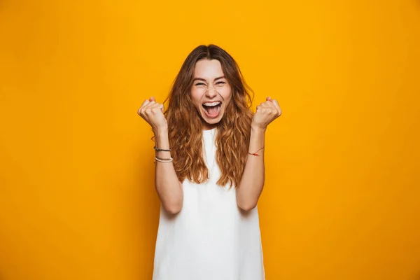 Portret Van Een Gelukkig Jong Meisje Schreeuwen Vieren Geïsoleerd Gele — Stockfoto