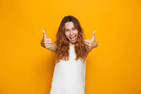 Retrato Uma Menina Feliz Olhando Para Câmera Mostrando Polegares Acima — Fotografia de Stock