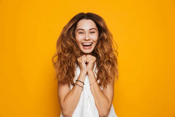 Retrato Uma Menina Feliz Gritando Isolado Sobre Fundo Amarelo — Fotografia de Stock