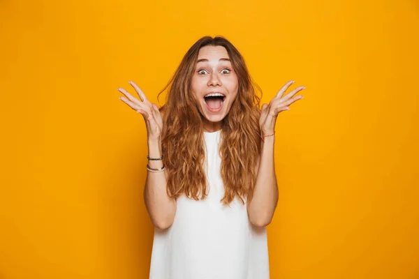 Retrato Uma Jovem Garota Surpreso Gritando Isolado Sobre Fundo Amarelo — Fotografia de Stock