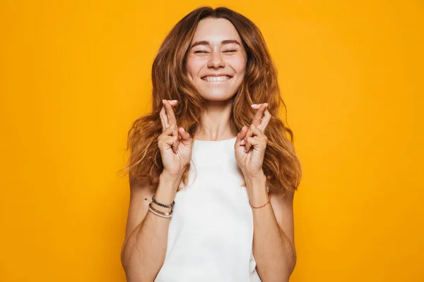 Retrato Una Joven Excitada Sosteniendo Los Dedos Cruzados Para Una — Foto de Stock