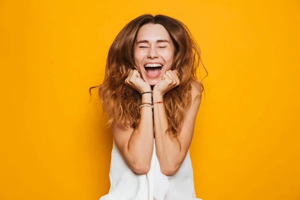 Portret Van Een Jong Meisje Van Jpyful Schreeuwen Geïsoleerd Gele — Stockfoto