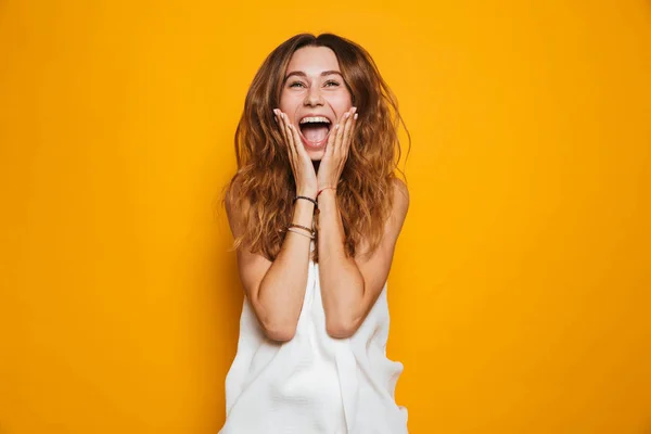Mutlu Bir Genç Kızın Çığlık Portre Sarı Arka Plan Üzerinde — Stok fotoğraf