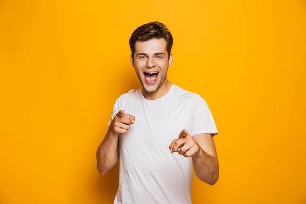 Porträtt Lycklig Ung Man Pekar Finger Kameran Isolerade Över Gul — Stockfoto