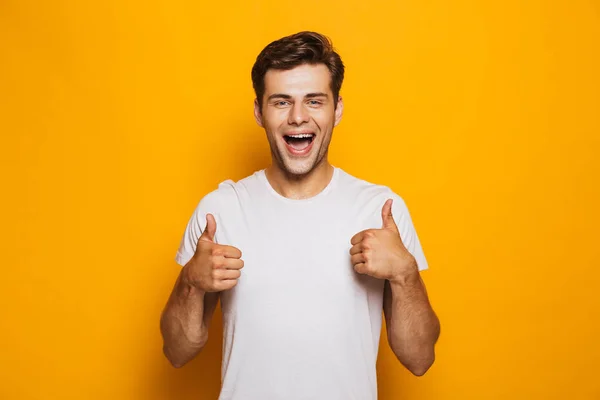 Porträtt Lycklig Ung Man Visar Tummen Upp Gest Isolerade Över — Stockfoto