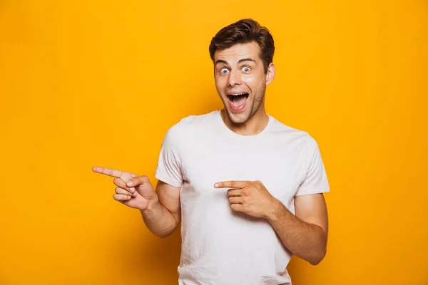 Retrato Jovem Alegre Apontando Dedos Para Longe Espaço Cópia Isolado — Fotografia de Stock