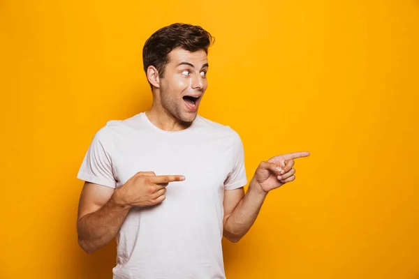 Retrato Jovem Alegre Apontando Dedos Para Longe Espaço Cópia Isolado — Fotografia de Stock