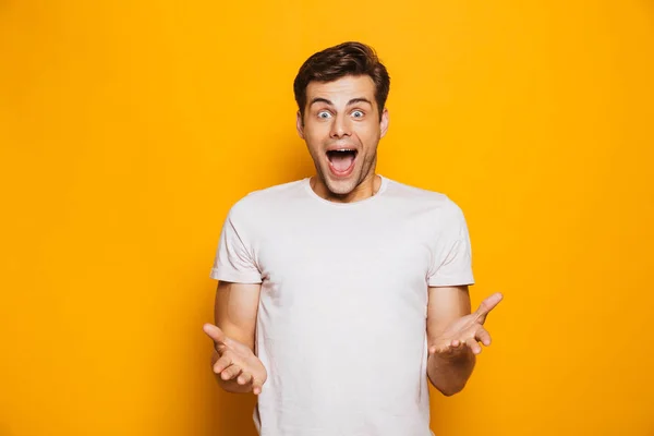 Retrato Jovem Espantado Celebrando Sucesso Isolado Sobre Fundo Amarelo — Fotografia de Stock