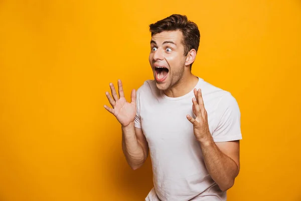 Retrato Joven Feliz Celebrando Éxito Aislado Sobre Fondo Amarillo Mirando —  Fotos de Stock