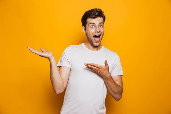 Retrato Jovem Alegre Apontando Dedos Para Longe Espaço Cópia Sua — Fotografia de Stock